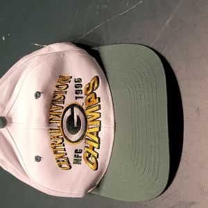 Vintage 1996 Greenbay Packers Central Division Camps hat. One size fits all.